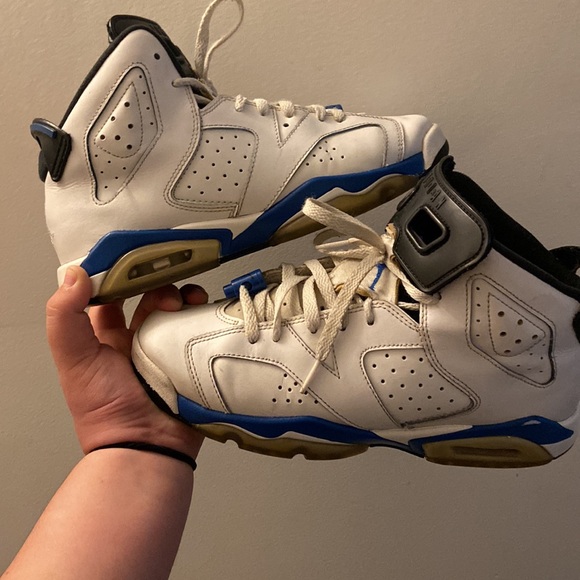 I’m selling Jordan 6s size 7 in woman’s - Picture 6 of 6